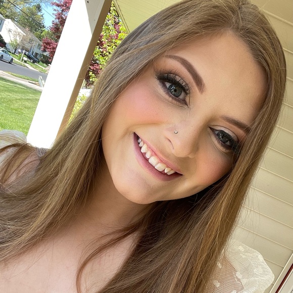 Meet your Posher, Nicole - Picture 1 of 6